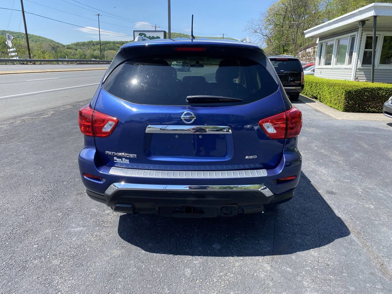Used 2017 Nissan Pathfinder S AWD/4WD image 8