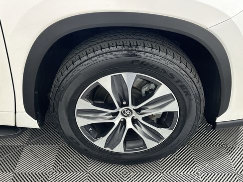 Used 2021 Toyota Highlander XLE image 11