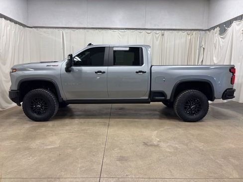 Used 2025 Chevrolet Silverado 2500 ZR2 w/ Technology Package AWD/4WD image 8