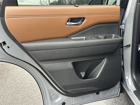 New 2026 Nissan Pathfinder Platinum image 17