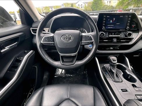 Used 2022 Toyota Highlander XLE AWD/4WD image 5
