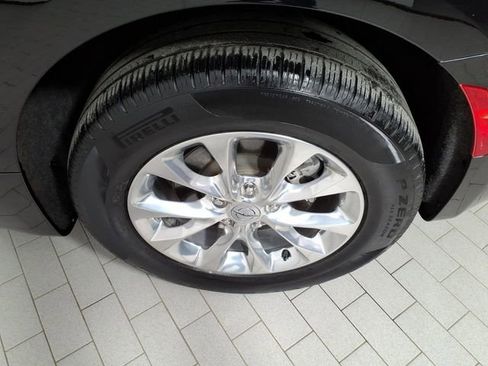 Used 2023 Chrysler Pacifica Touring-L AWD/4WD image 8
