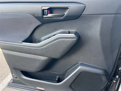 Used 2021 Toyota Highlander LE image 23