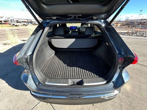 Used 2023 Toyota Venza XLE image 28