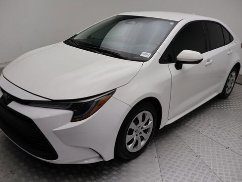 Used 2025 Toyota Corolla LE w/ Convenience Package image 2