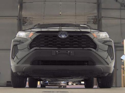 Used 2021 Toyota RAV4 LE AWD/4WD image 8