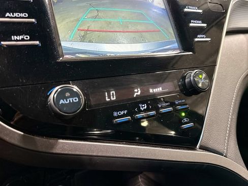 Used 2018 Toyota Camry SE FWD image 16