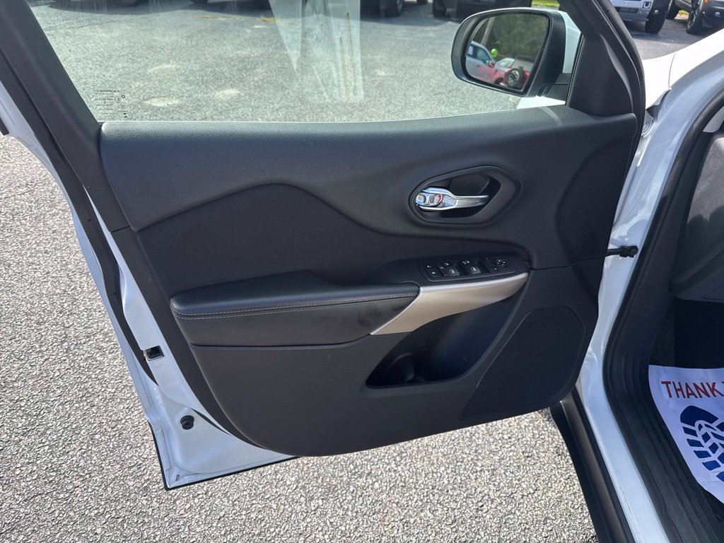 Used 2018 Jeep Cherokee Latitude w/ Cold Weather Group FWD image 24