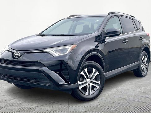 Used 2018 Toyota RAV4 LE image 2