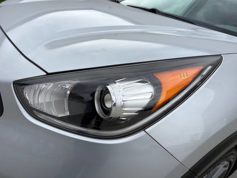 Used 2017 Kia Niro Touring w/ Advanced Technology Package image 11