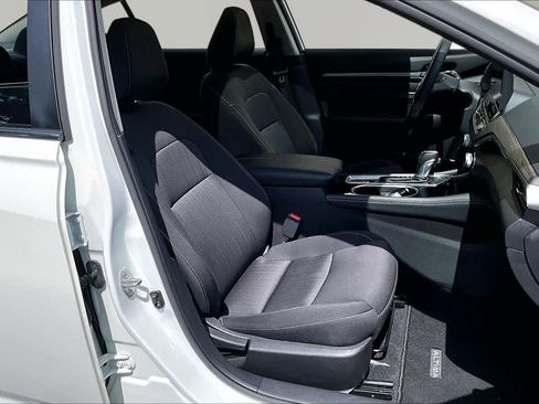 Used 2023 Nissan Altima 2.5 SV w/ SV Premium Package AWD/4WD image 9
