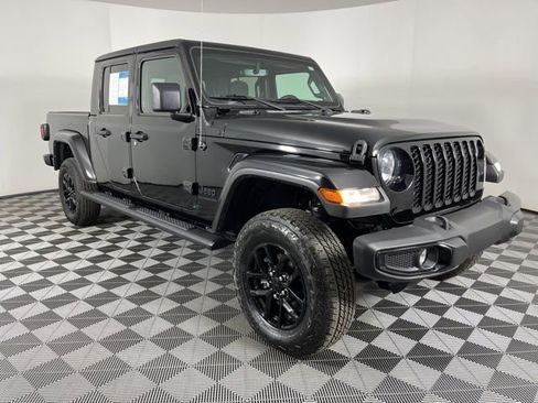 Used 2022 Jeep Gladiator Sport image 2