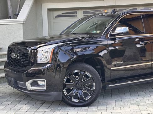 Used 2019 GMC Yukon XL Denali w/ Denali Ultimate Black Edition AWD/4WD image 2
