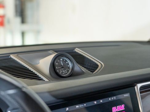 Certified 2023 Porsche Macan AWD/4WD image 20