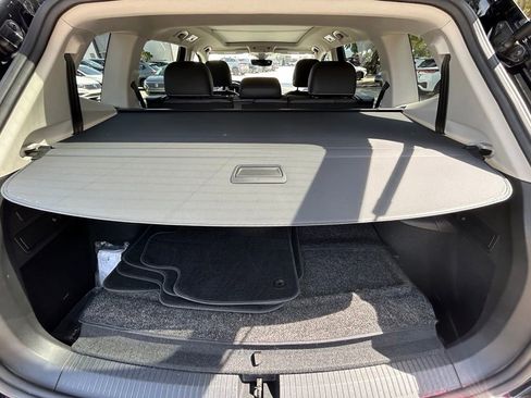Used 2023 Volkswagen Tiguan SE w/ Panoramic Sunroof Package FWD image 37
