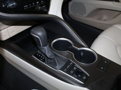 Used 2021 Toyota Camry XLE w/ Navigation Upgrade Package image 14