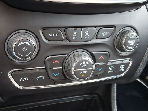 Used 2019 Jeep Cherokee Limited image 15