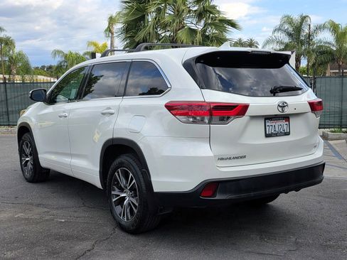 Used 2017 Toyota Highlander Plus FWD image 4
