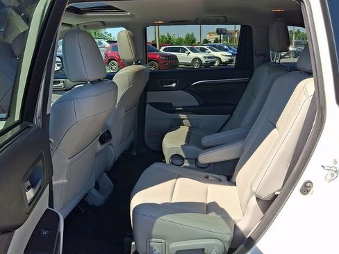 Used 2016 Toyota Highlander Limited AWD/4WD image 8