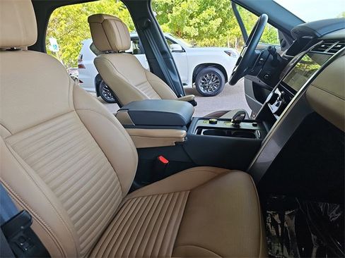 Used 2024 Land Rover Discovery Metropolitan Edition image 10