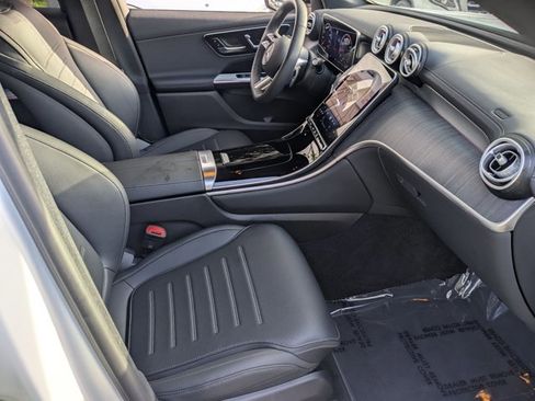 Used 2025 Mercedes-Benz GLC 300 4MATIC image 21