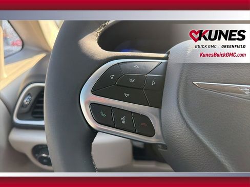 Used 2024 Chrysler Pacifica Touring-L FWD image 27
