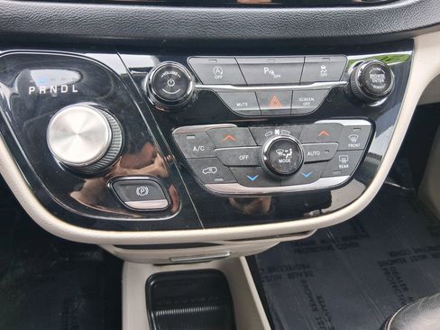 Used 2019 Chrysler Pacifica Touring-L image 21