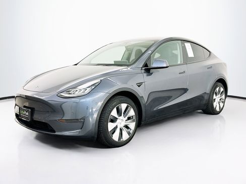 Used 2022 Tesla Model Y Long Range image 3