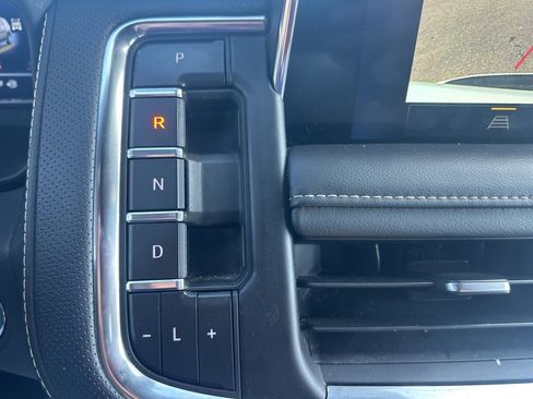 Used 2023 Chevrolet Suburban Premier image 23