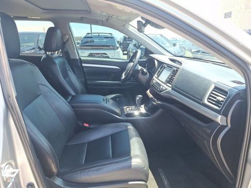 Used 2019 Toyota Highlander XLE w/ Carpet Mat Package (TMS) FWD image 16