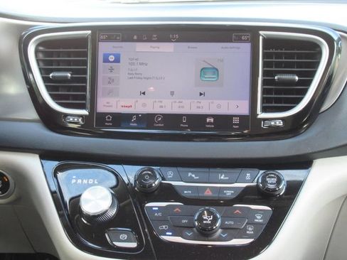 Used 2023 Chrysler Pacifica Touring-L FWD image 15