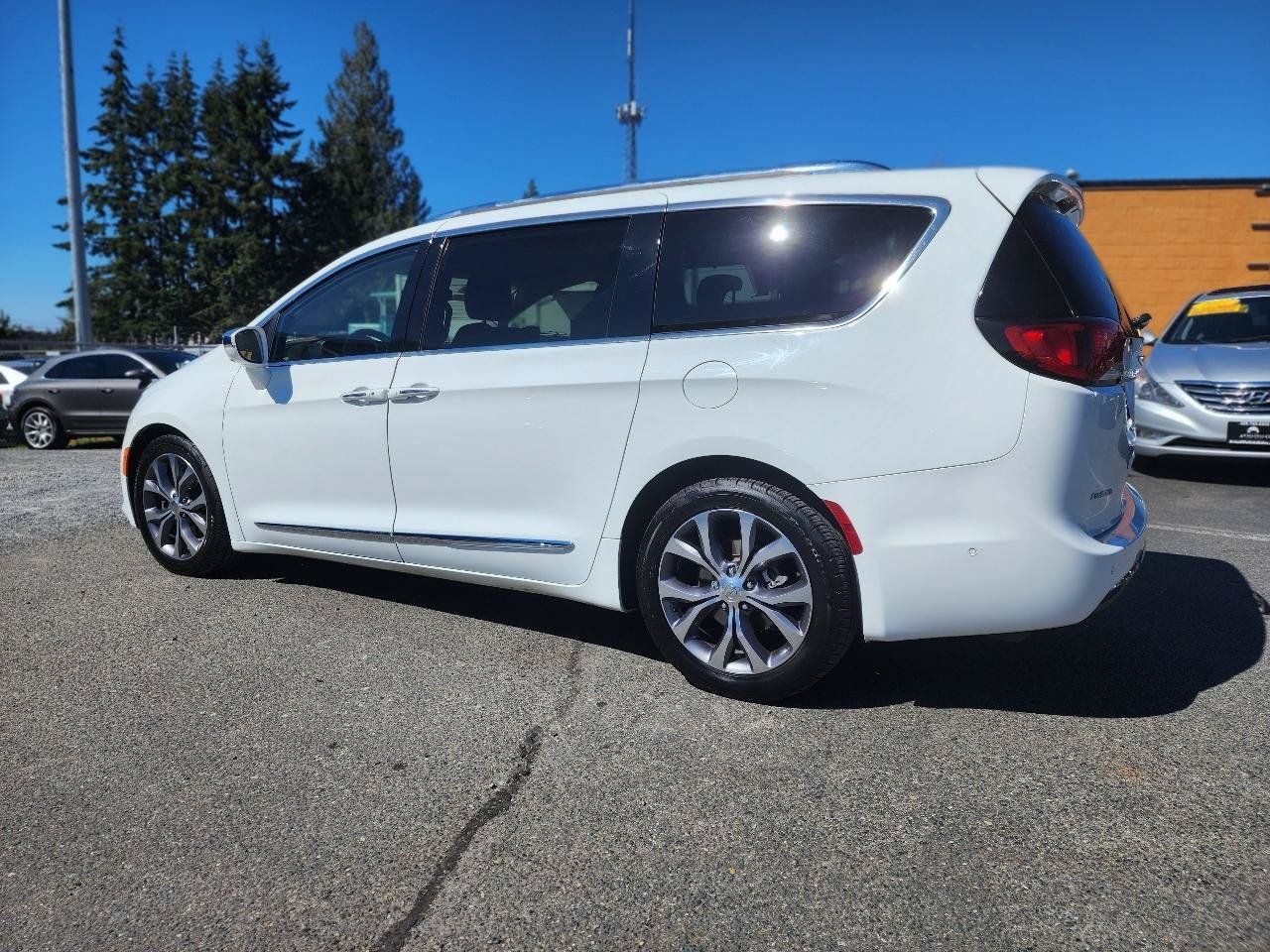 Used 2018 Chrysler Pacifica Limited w/ Advanced Safetytec Group FWD image 9