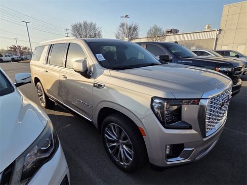 Used 2021 GMC Yukon XL Denali w/ Denali Premium Package image 2