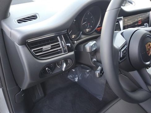 Used 2025 Porsche Macan image 29