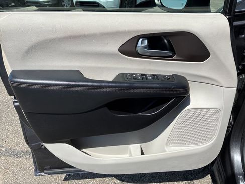 Used 2017 Chrysler Pacifica Touring FWD image 13