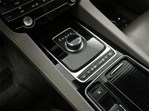 Used 2020 Jaguar F-PACE R-Sport image 34