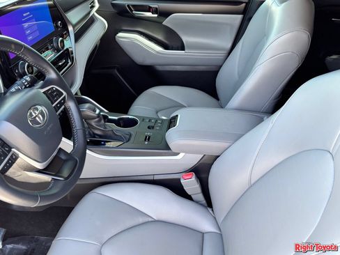 Certified 2025 Toyota Highlander XLE FWD image 21