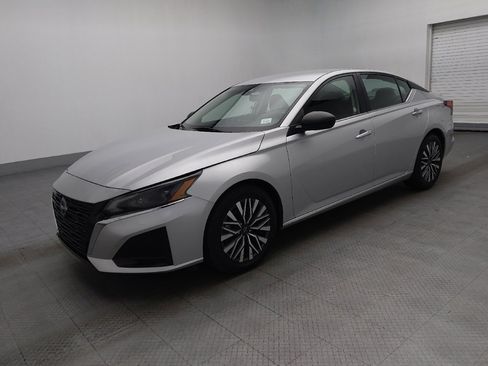 Used 2024 Nissan Altima 2.5 SV image 2