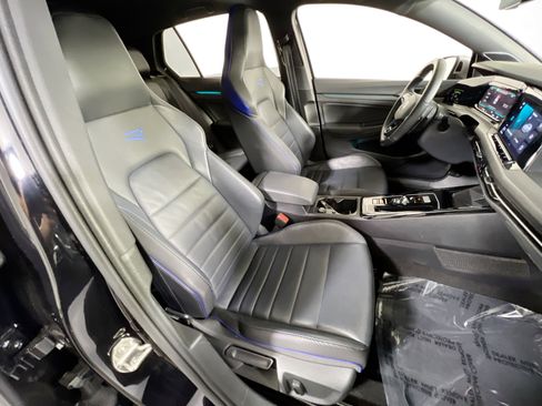 Used 2024 Volkswagen Golf R image 28