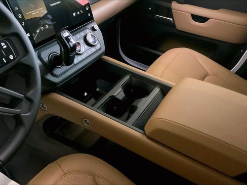 New 2026 Land Rover Defender 110 X-Dynamic SE image 7