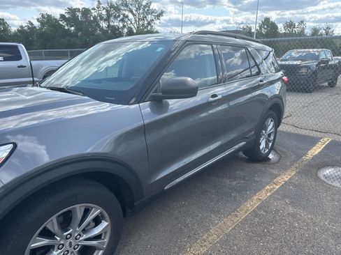Used 2023 Ford Explorer XLT w/ Equipment Group 202A AWD/4WD image 17