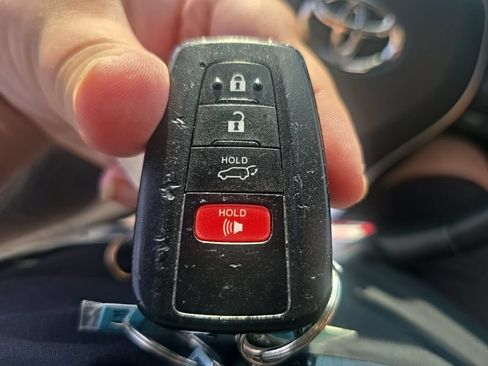 Used 2020 Toyota RAV4 XLE Premium AWD/4WD image 20