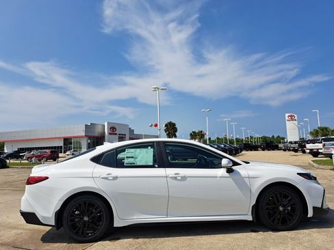 New 2026 Toyota Camry SE FWD image 4
