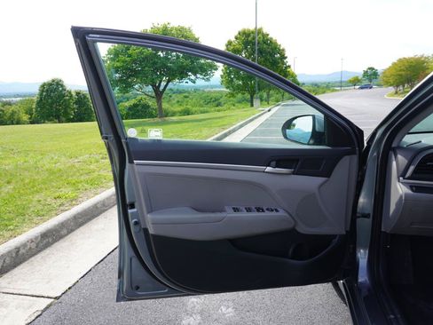 Used 2019 Hyundai Elantra SE FWD image 21
