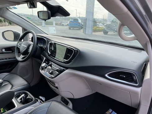 Used 2023 Chrysler Pacifica Touring-L image 11
