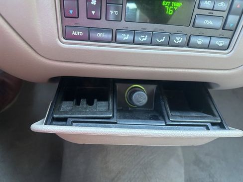 Used 2004 Lincoln Town Car Signature image 32