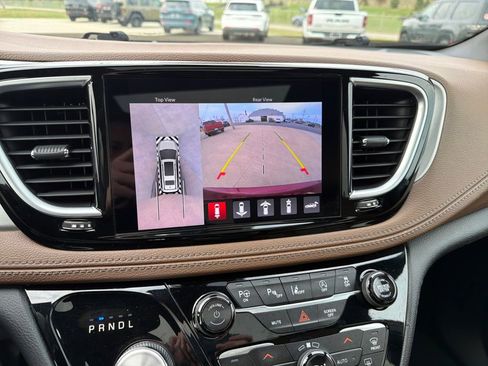 Used 2021 Chrysler Pacifica Limited w/ Uconnect Theater Family Group image 13