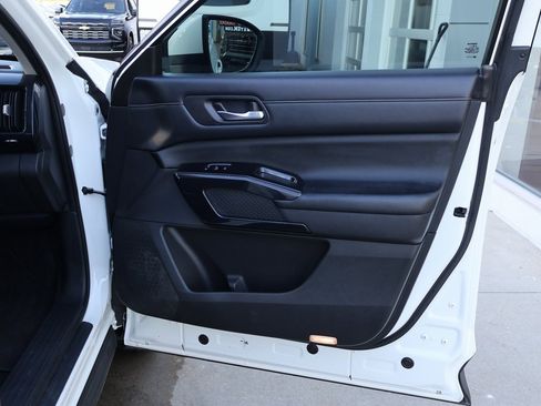 Used 2022 Nissan Pathfinder SV image 34