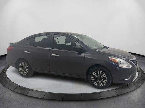 Used 2015 Nissan Versa SV image 3