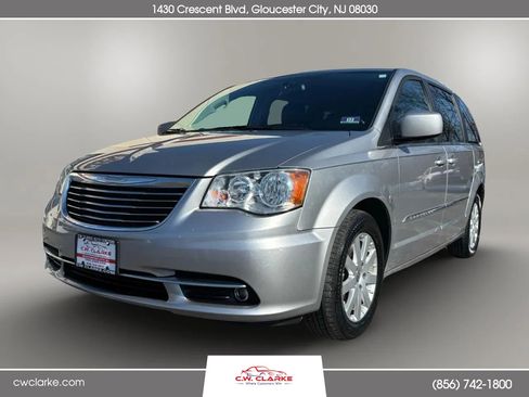 Used 2016 Chrysler Town & Country Touring image 1